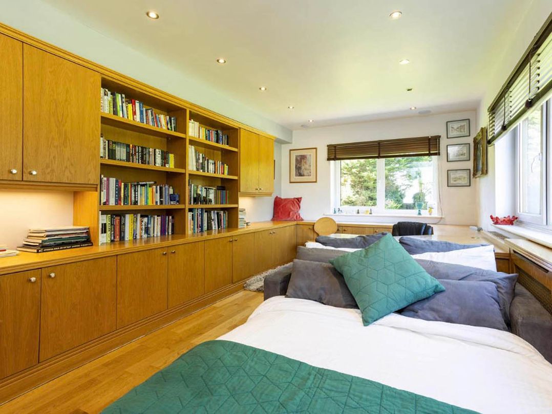 Sleeps 10 to 18 Parking Garden Pool Hot Tub Balcony