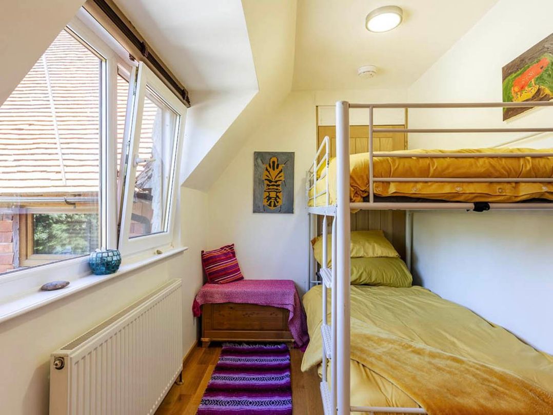 Sleeps 10 to 18 Parking Garden Pool Hot Tub Balcony