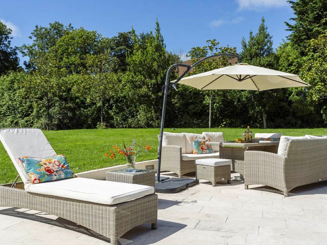 Sleeps 10 to 18 Parking Garden Pool Hot Tub Balcony