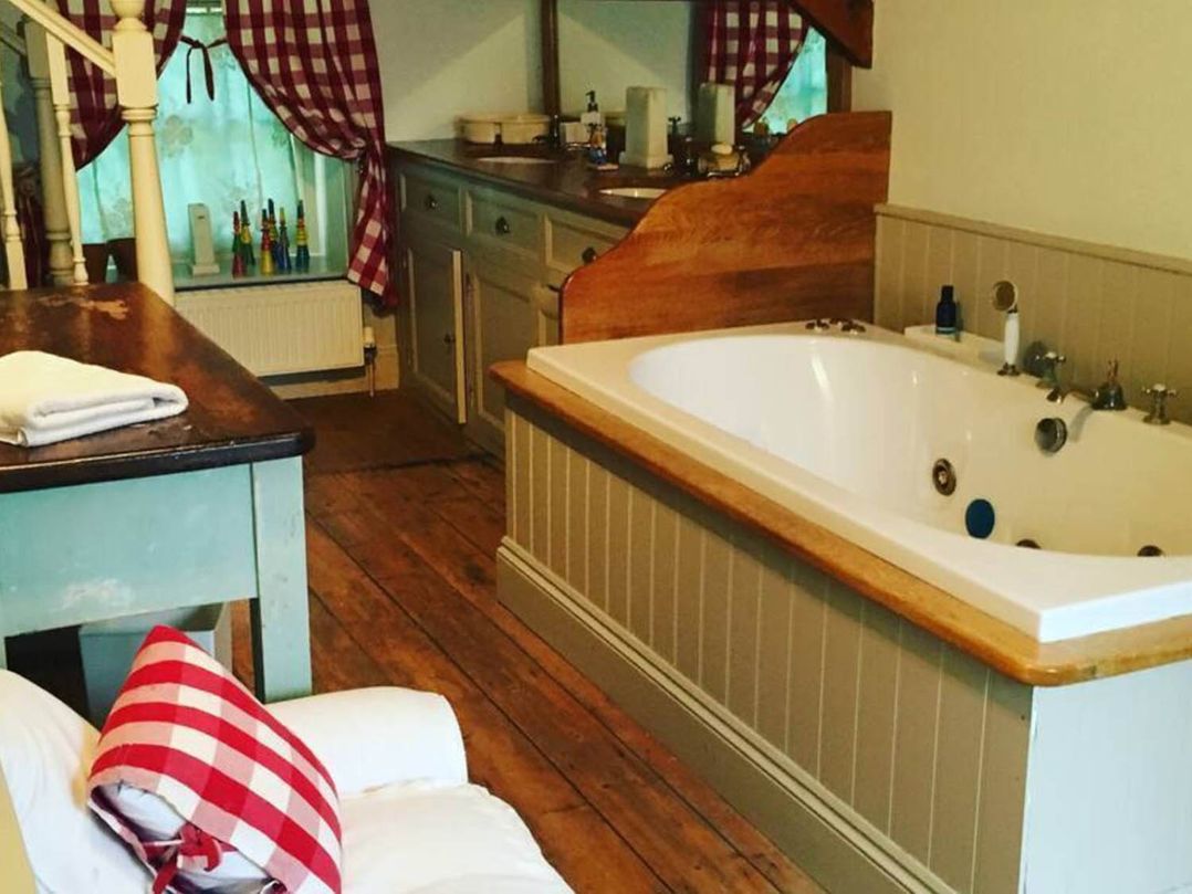 The Hills Farmhouse 6 Bed Sleeps 11 Pets