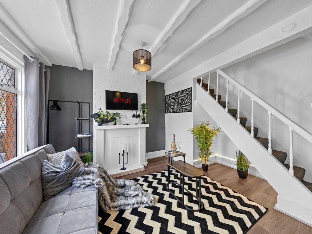Apartment Sleeps 7 with Free Parking