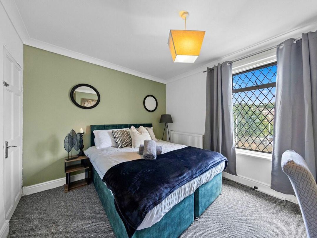 Apartment Sleeps 7 with Free Parking