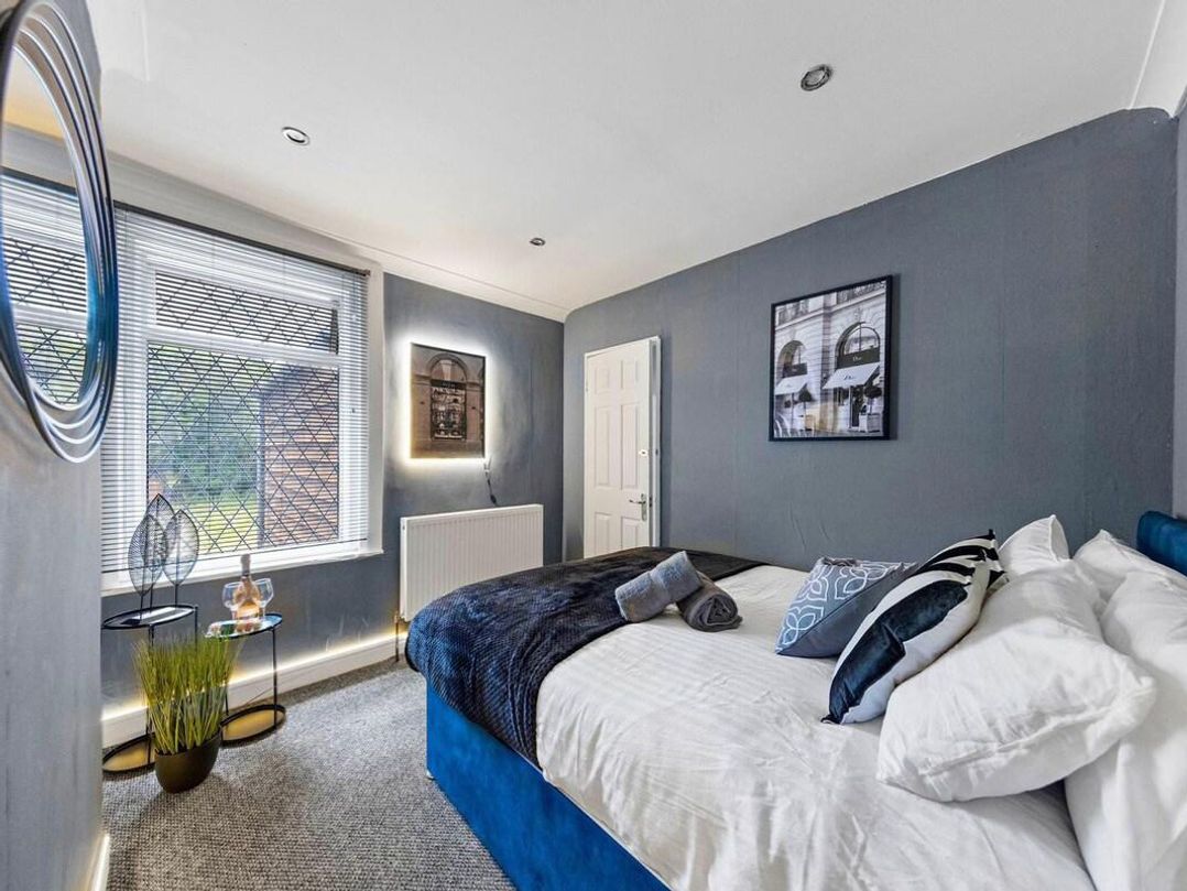 Apartment Sleeps 7 with Free Parking
