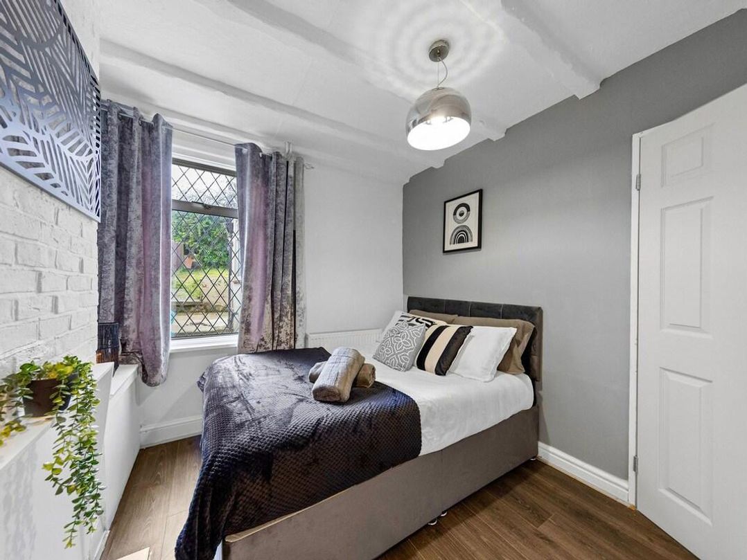 Apartment Sleeps 7 with Free Parking