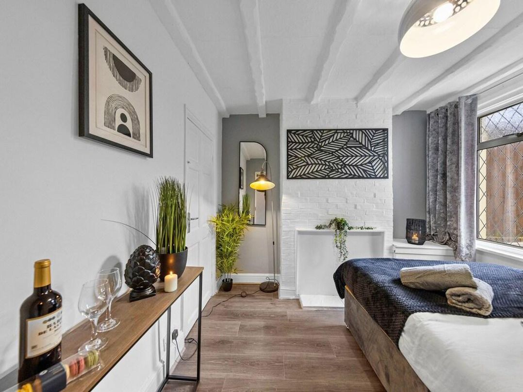 Apartment Sleeps 7 with Free Parking