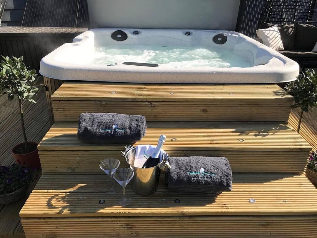 Luxury Duplex Sleeps 2 Hot Tub Balcony Parking