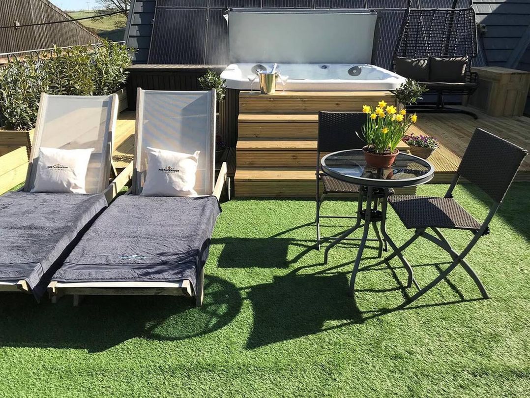 Luxury Duplex Sleeps 2 Hot Tub Balcony Parking