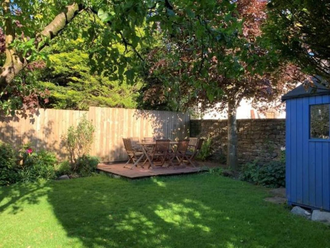 House Sleeps 10 Pet friendly Parking