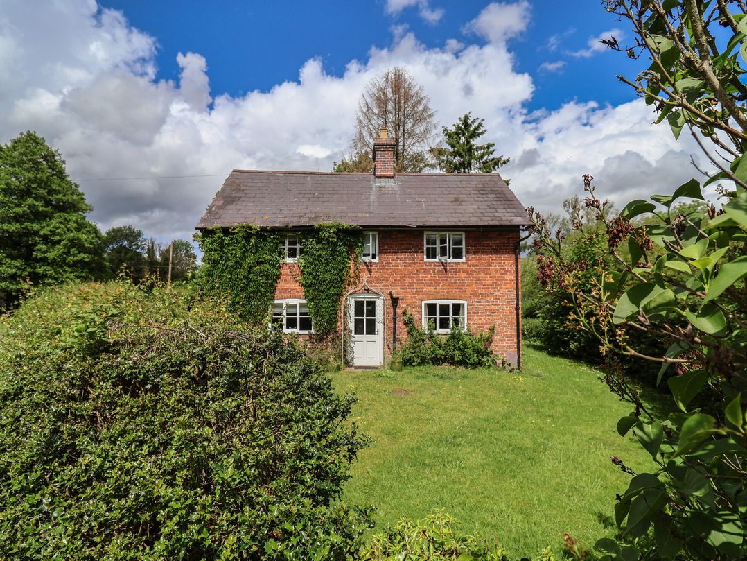 A house with a garden at Wolvesacre Mill Cottage in Agden near Whitchurch