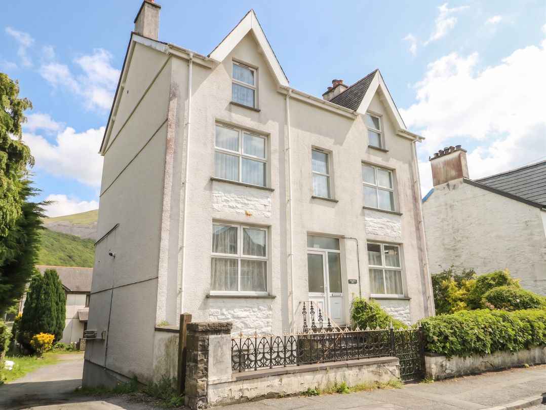A house with windows and a door at Halford Hill Llanberis