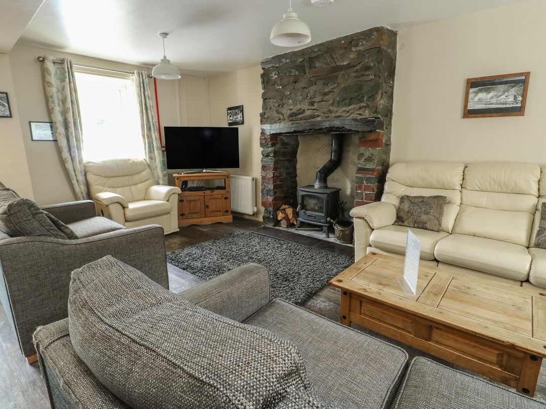 A living room with sofas and a fireplace at Halford Hill in Llanberis