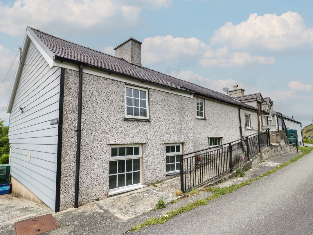 A house with windows and a fence at Glan y Gors in Dinorwic near Llanberis