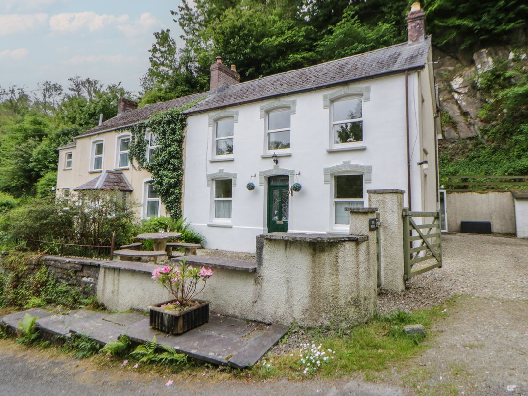 A house with garden and pathway at Teifi House in Cilgerran near Cardigan