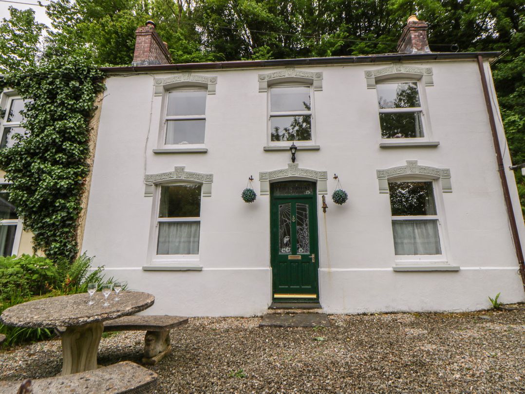 A house with a green door and windows in Cilgerran near Cardigan