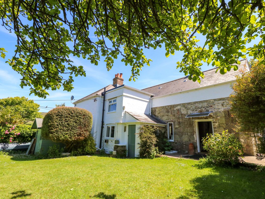A house with garden and trees at Sweet Briars in Chale