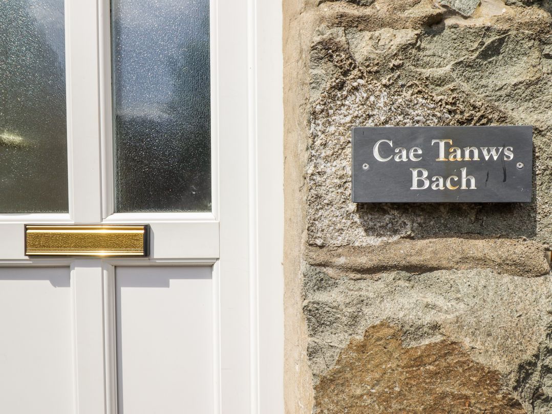 Cae Tanws Bach
