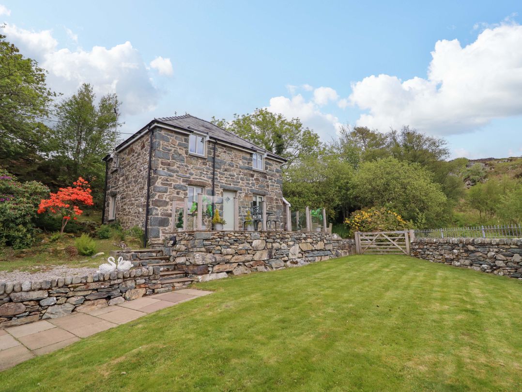 A house with garden and stone wall at Moelfre Cottage Llanbedr