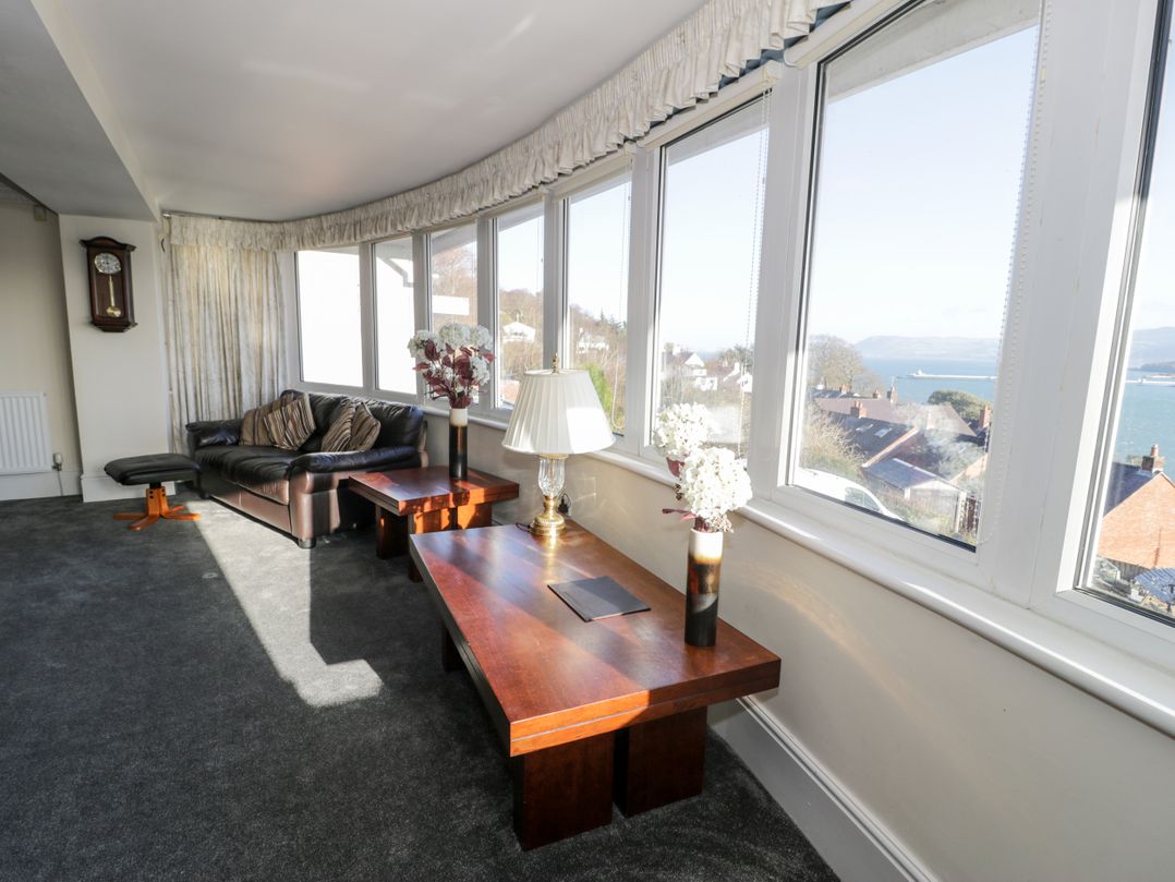 11 Glyn Garth Mews