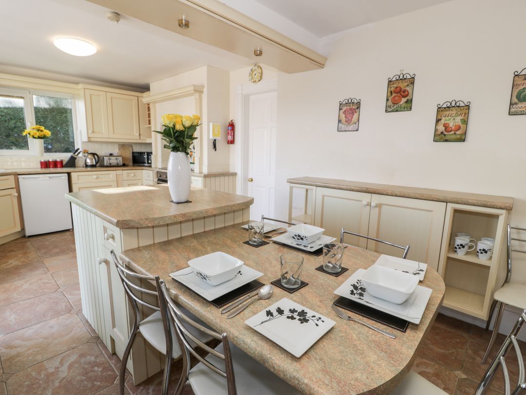 11 Glyn Garth Mews
