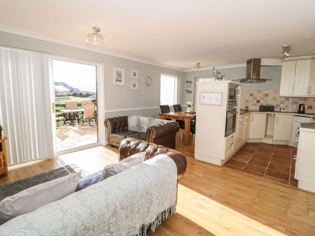 Beach House (Ty Traeth)