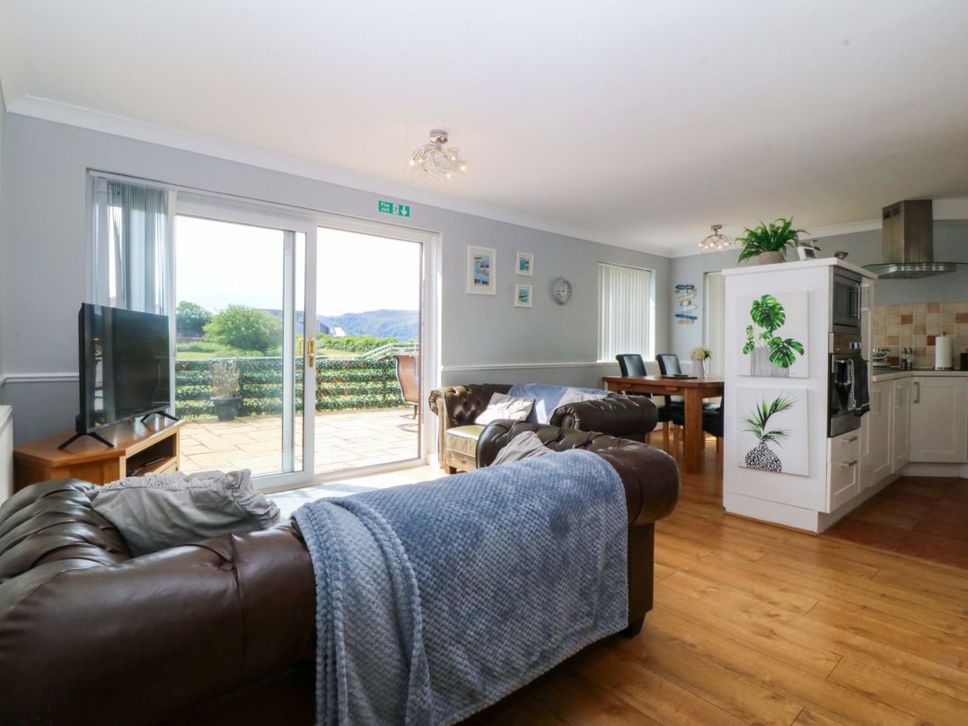 Beach House (Ty Traeth)