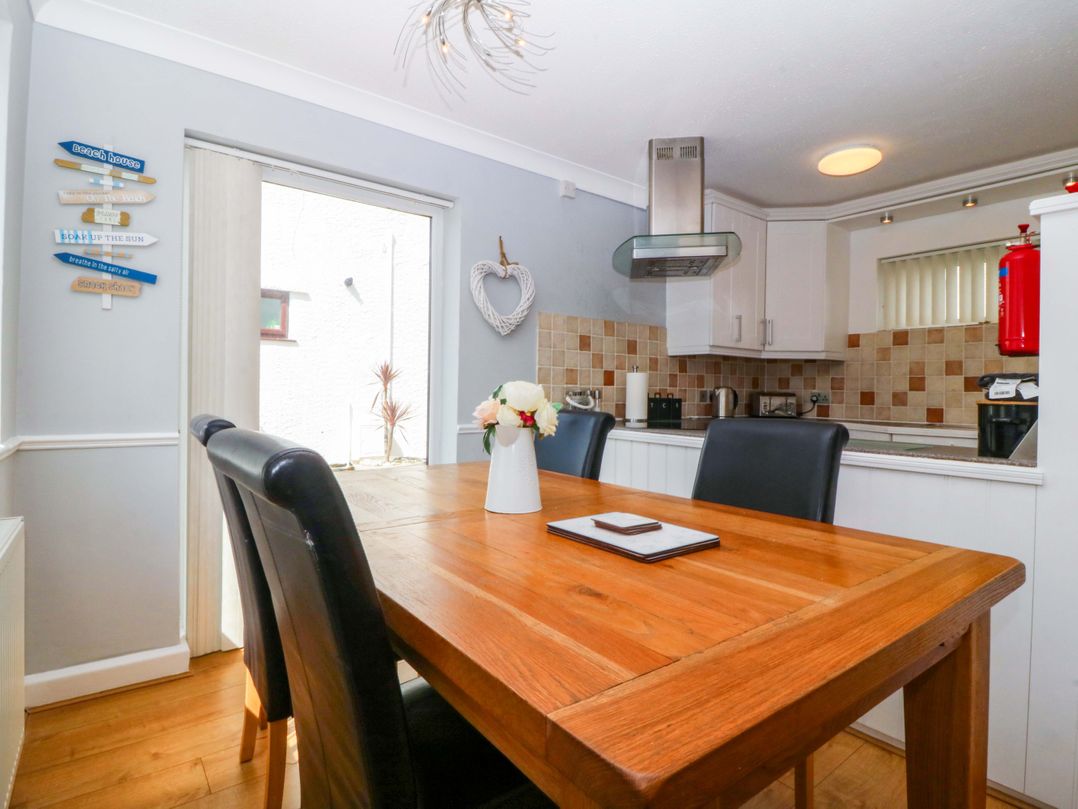 Beach House (Ty Traeth)