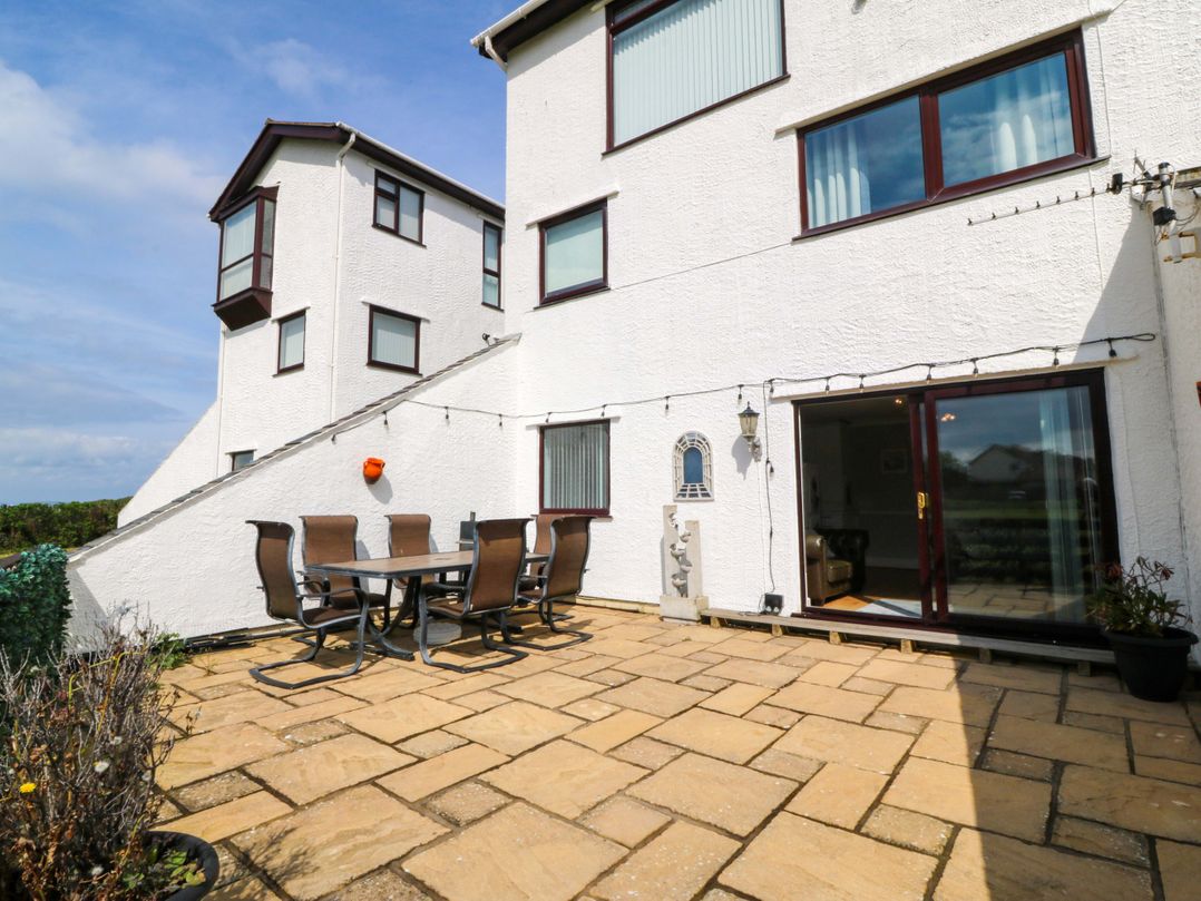 Beach House (Ty Traeth)