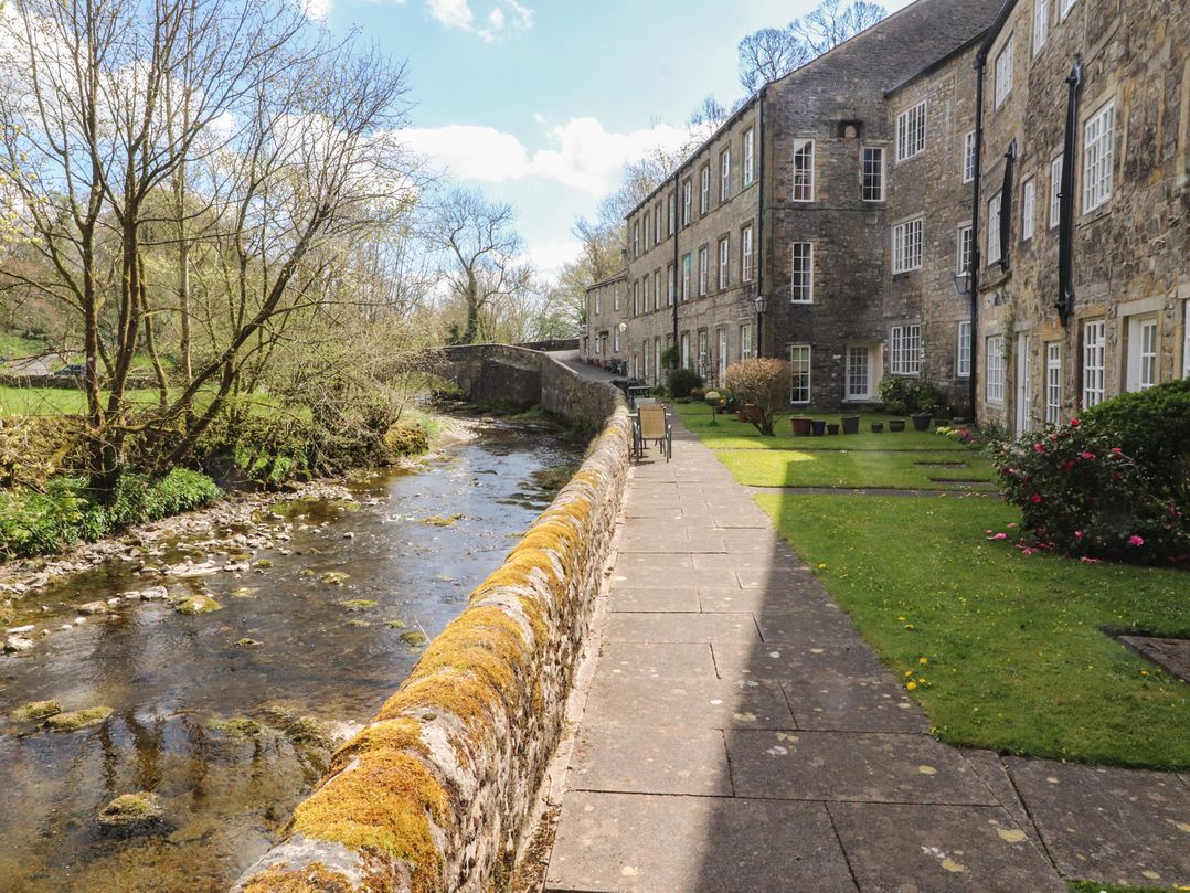 2 Riverside Walk