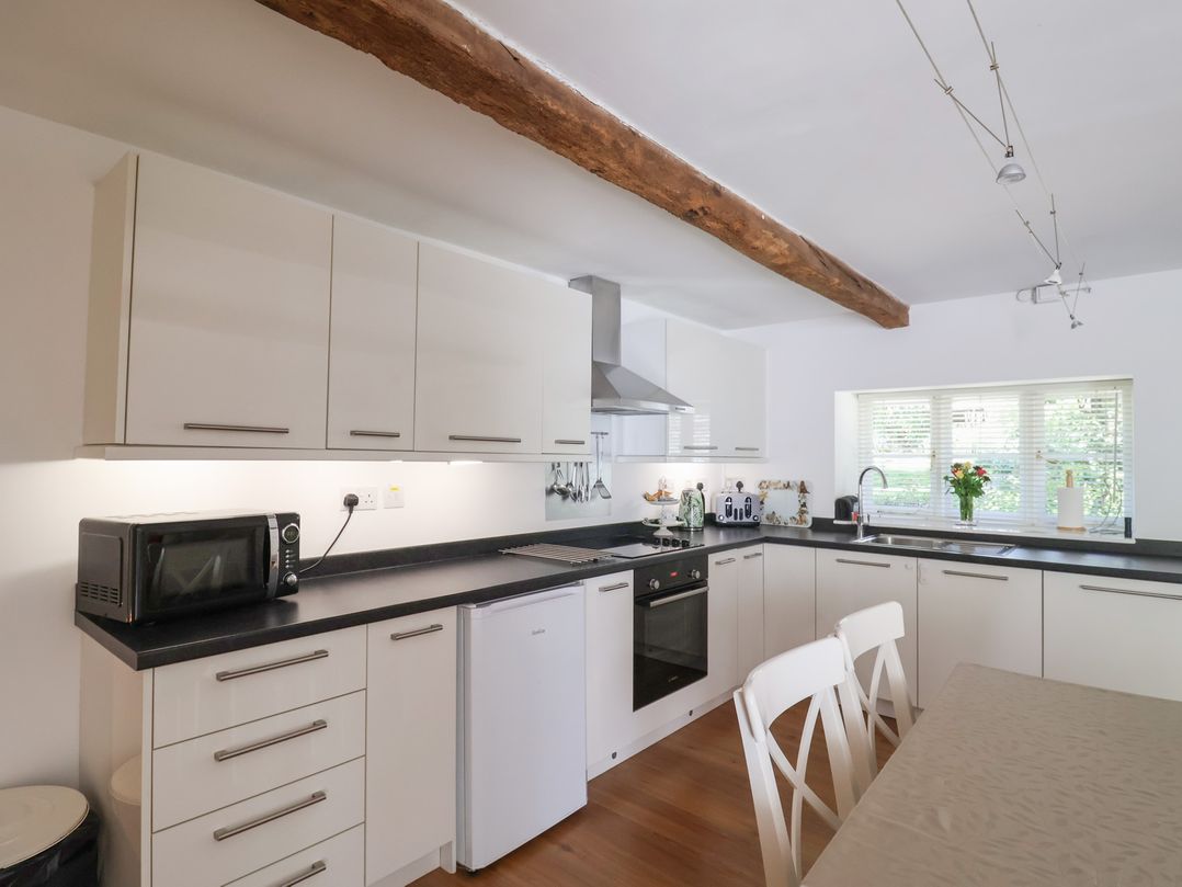 A kitchen with appliances and countertop at Pottery Barn in Branscombe