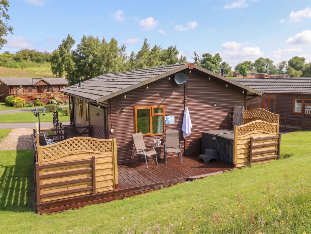 A lodge with a deck and hot tub at 16 Badgers Retreat in Richmond