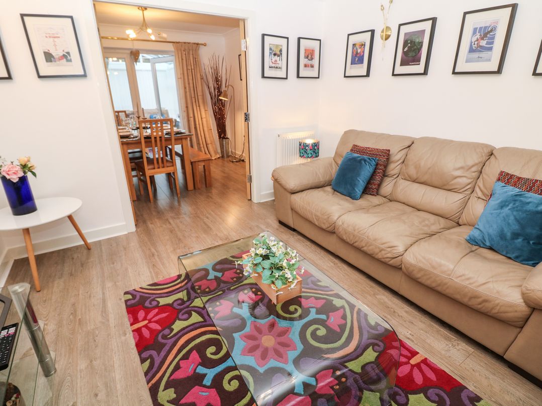 2 Carr Farm Close