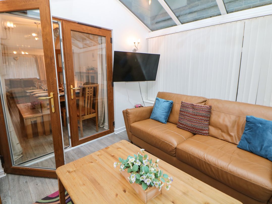2 Carr Farm Close