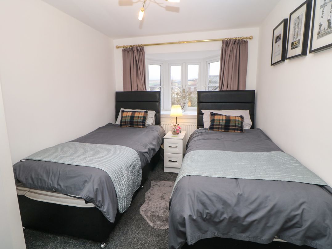 2 Carr Farm Close