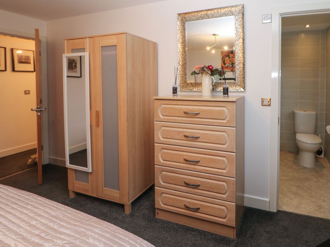 2 Carr Farm Close