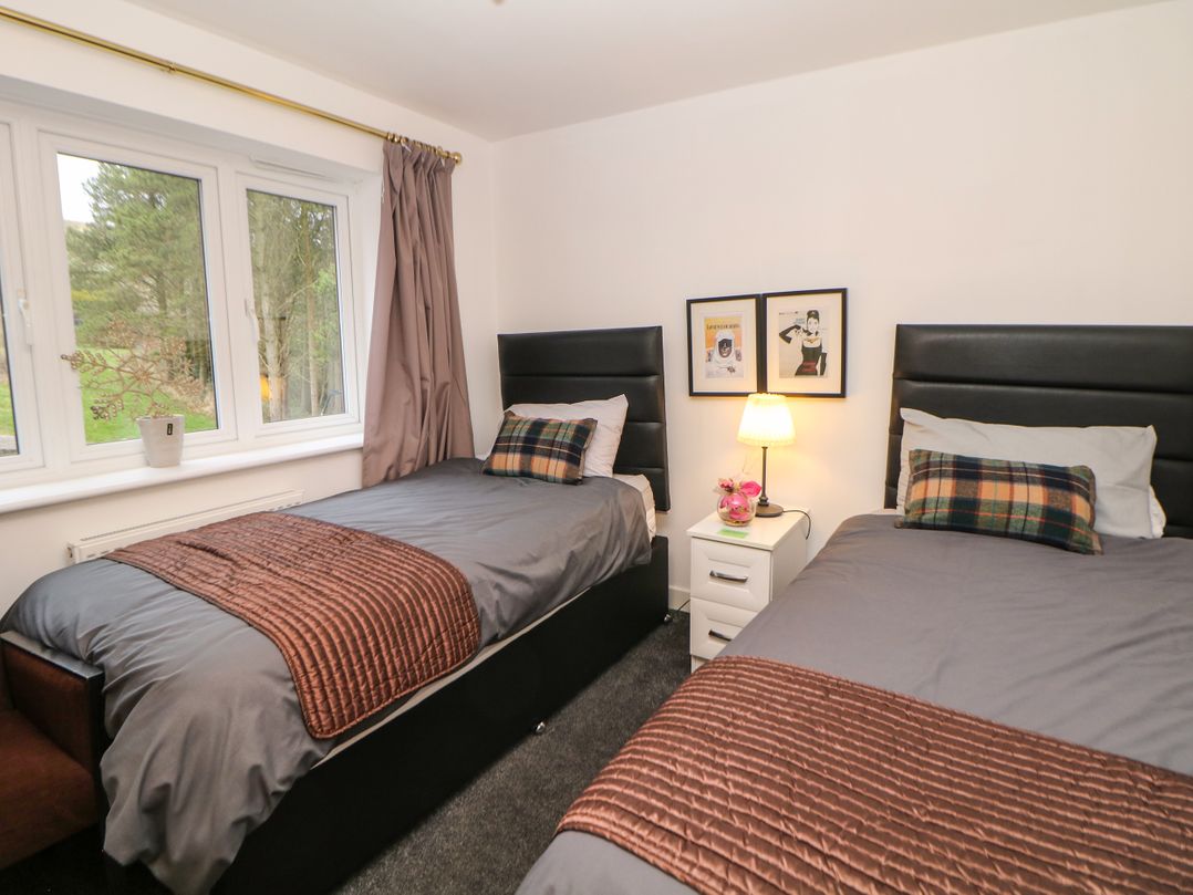 2 Carr Farm Close