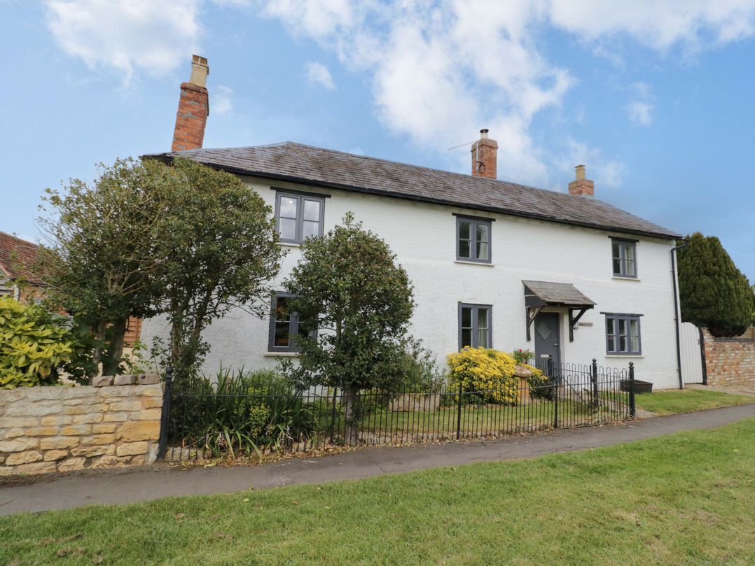 A house with trees and garden at Elmhurst Cottage in Lower Quinton