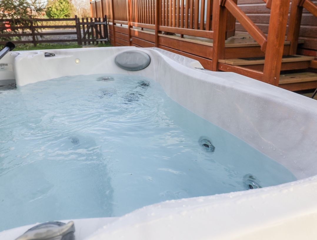 Lakeside Lodge with Hot Tub