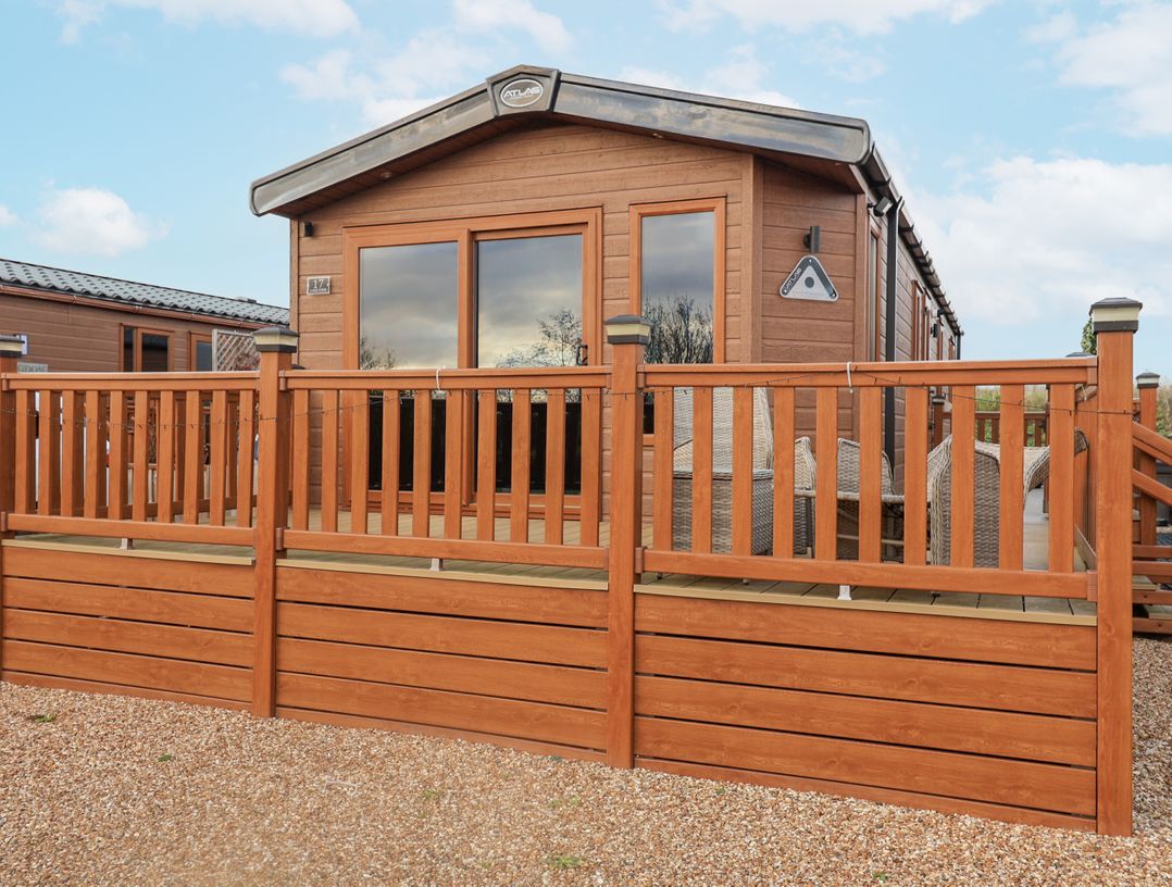 Lakeside Lodge with Hot Tub