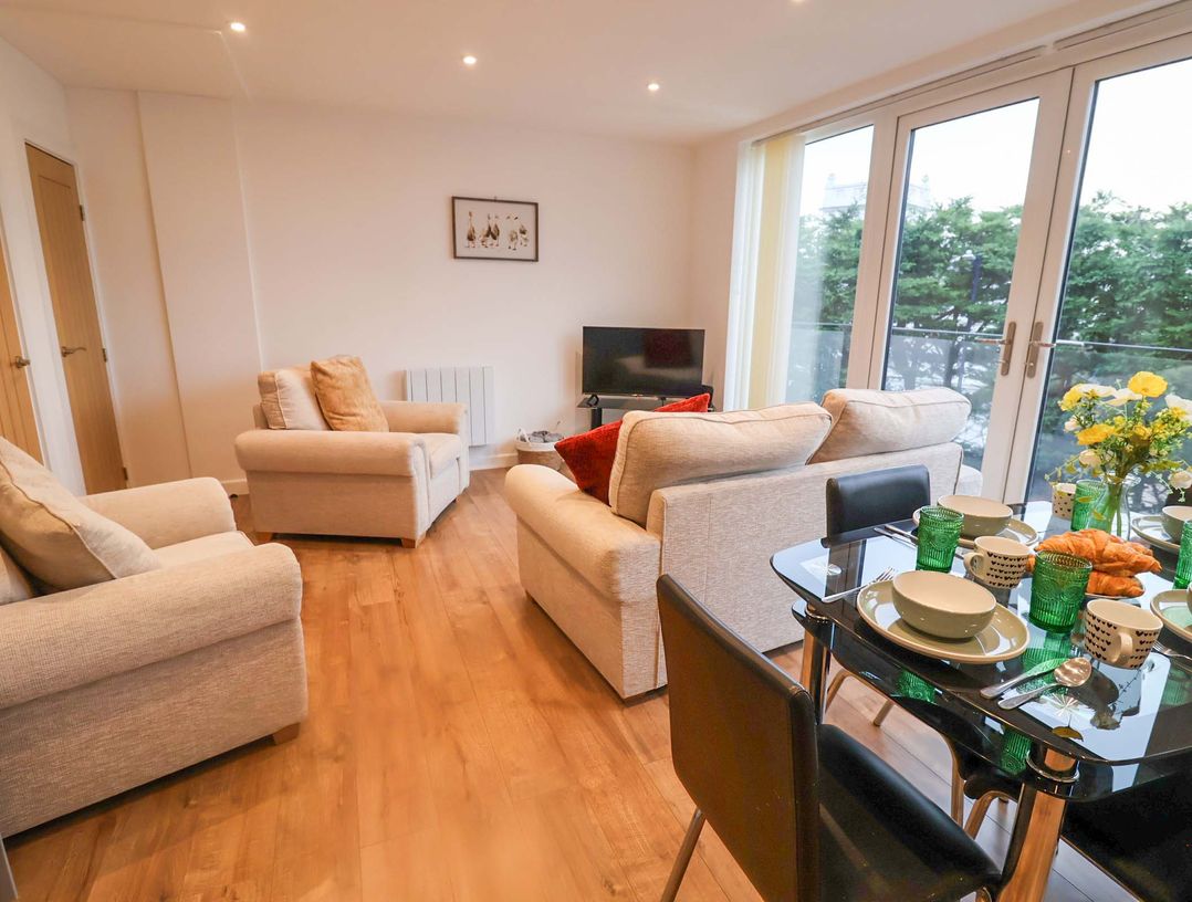 Stylish Felixstowe Apartment with Fabulous Sea Views