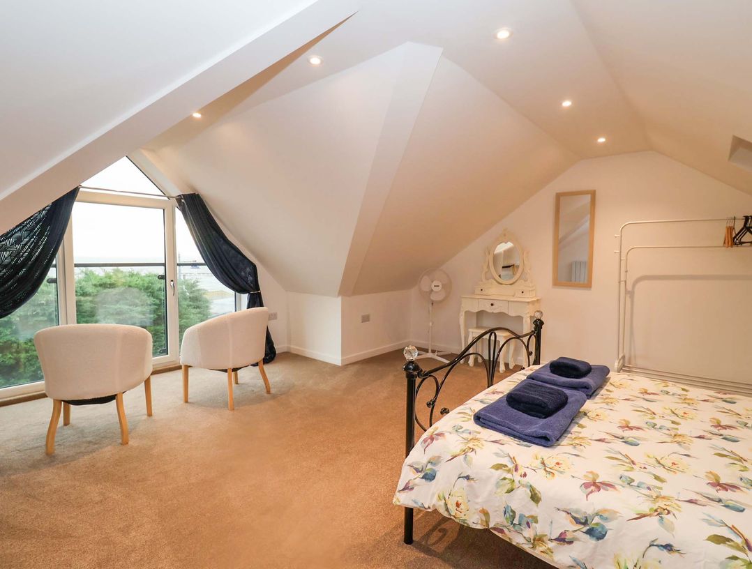 Stylish Felixstowe Apartment with Fabulous Sea Views