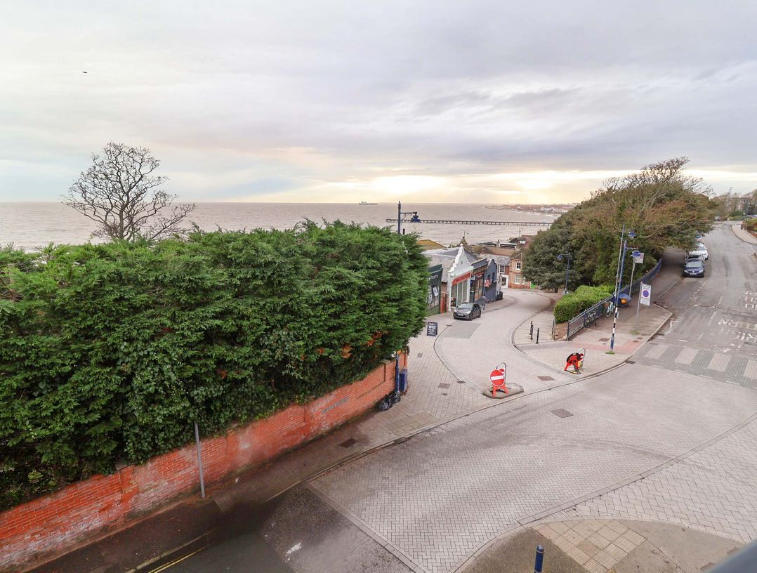 Stylish Felixstowe Apartment with Fabulous Sea Views