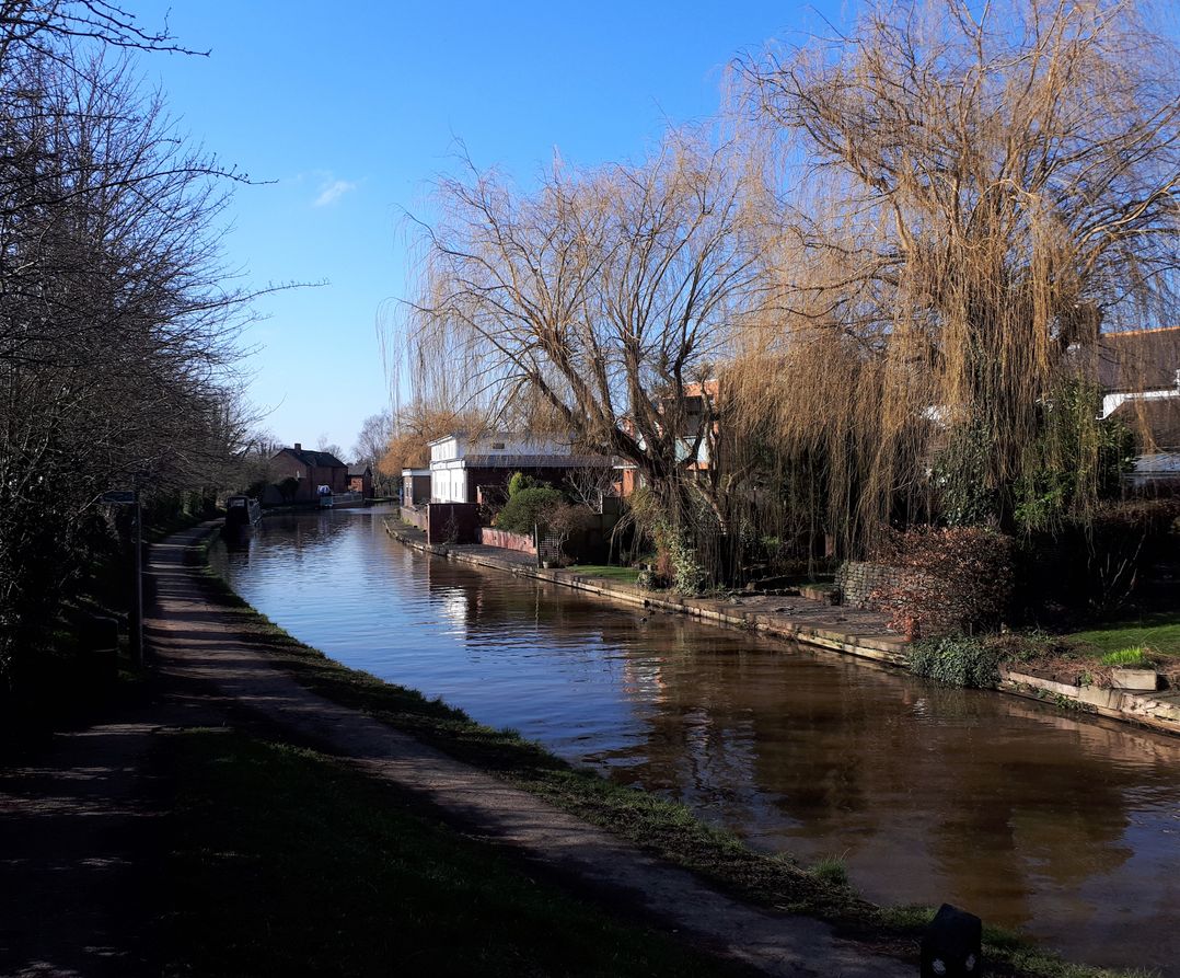 Village retreat with canal walk into Chester