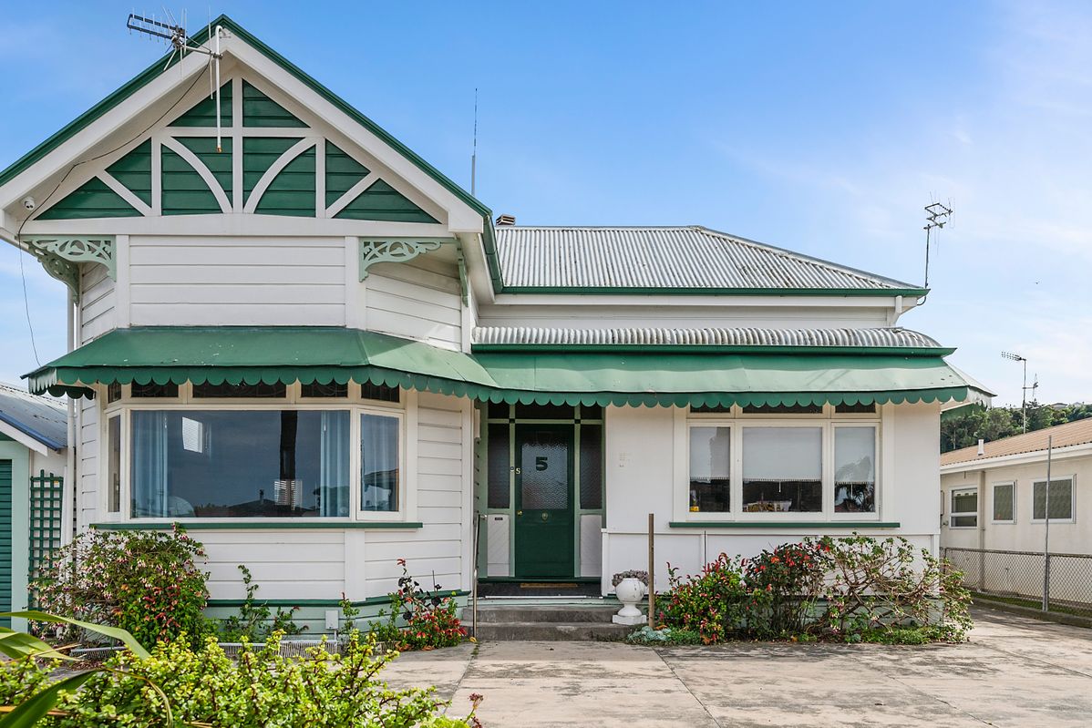 Leica Stay And Walnut Flat Napier Holiday Home Bachcare Nz