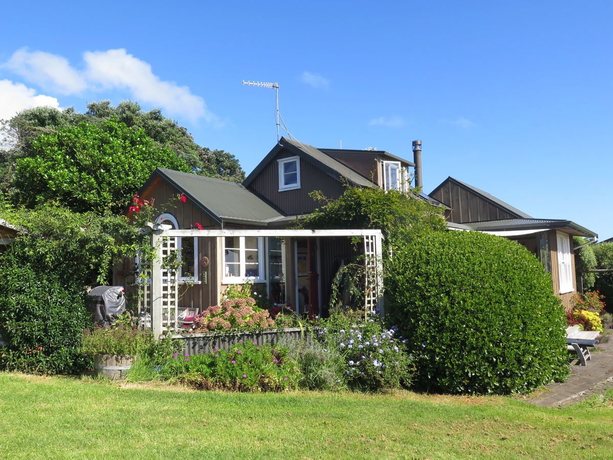 The Farm Cottage Raglan Holiday Home Bachcare Nz