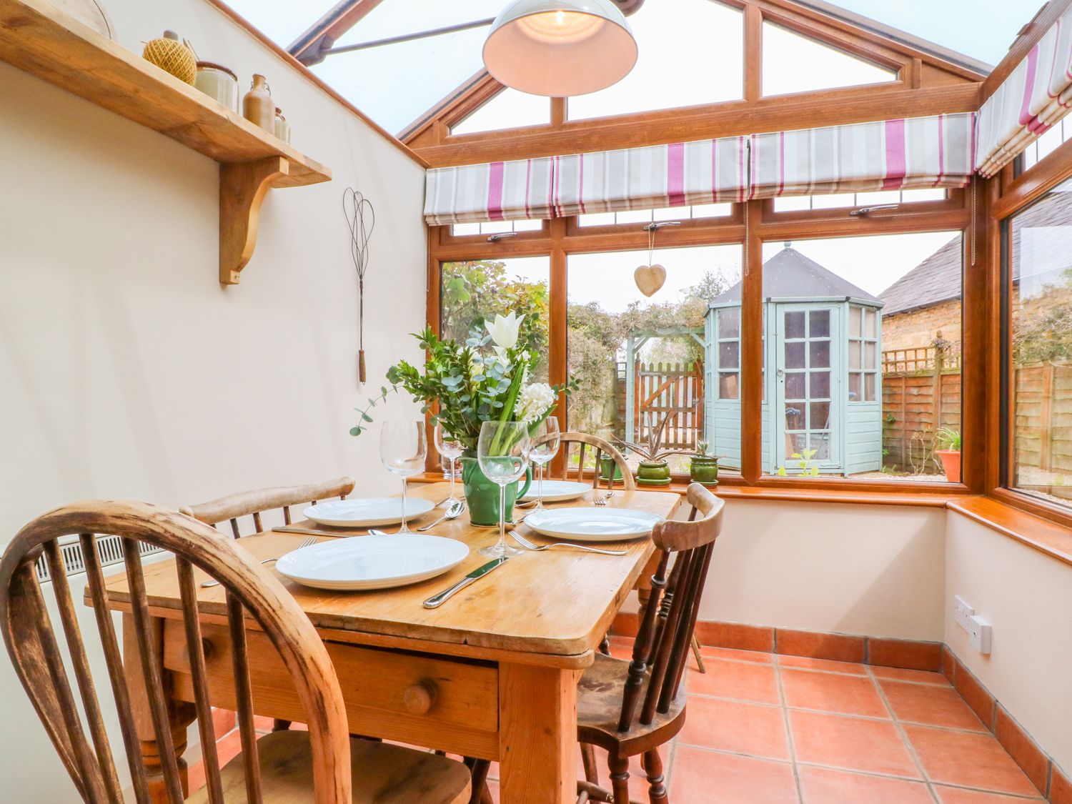 Horseshoe Cottage nr Hook Norton, Warwickshire. Two-bedroom home with woodburning stove. Near a pub.