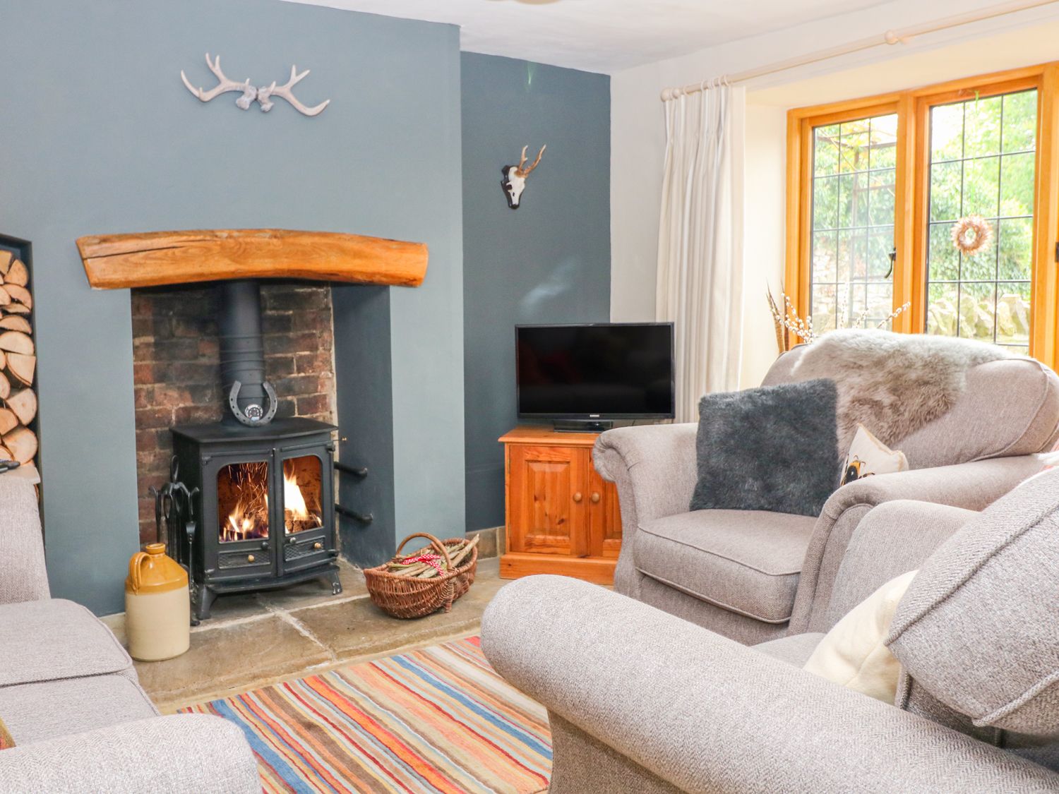 Horseshoe Cottage nr Hook Norton, Warwickshire. Two-bedroom home with woodburning stove. Near a pub.