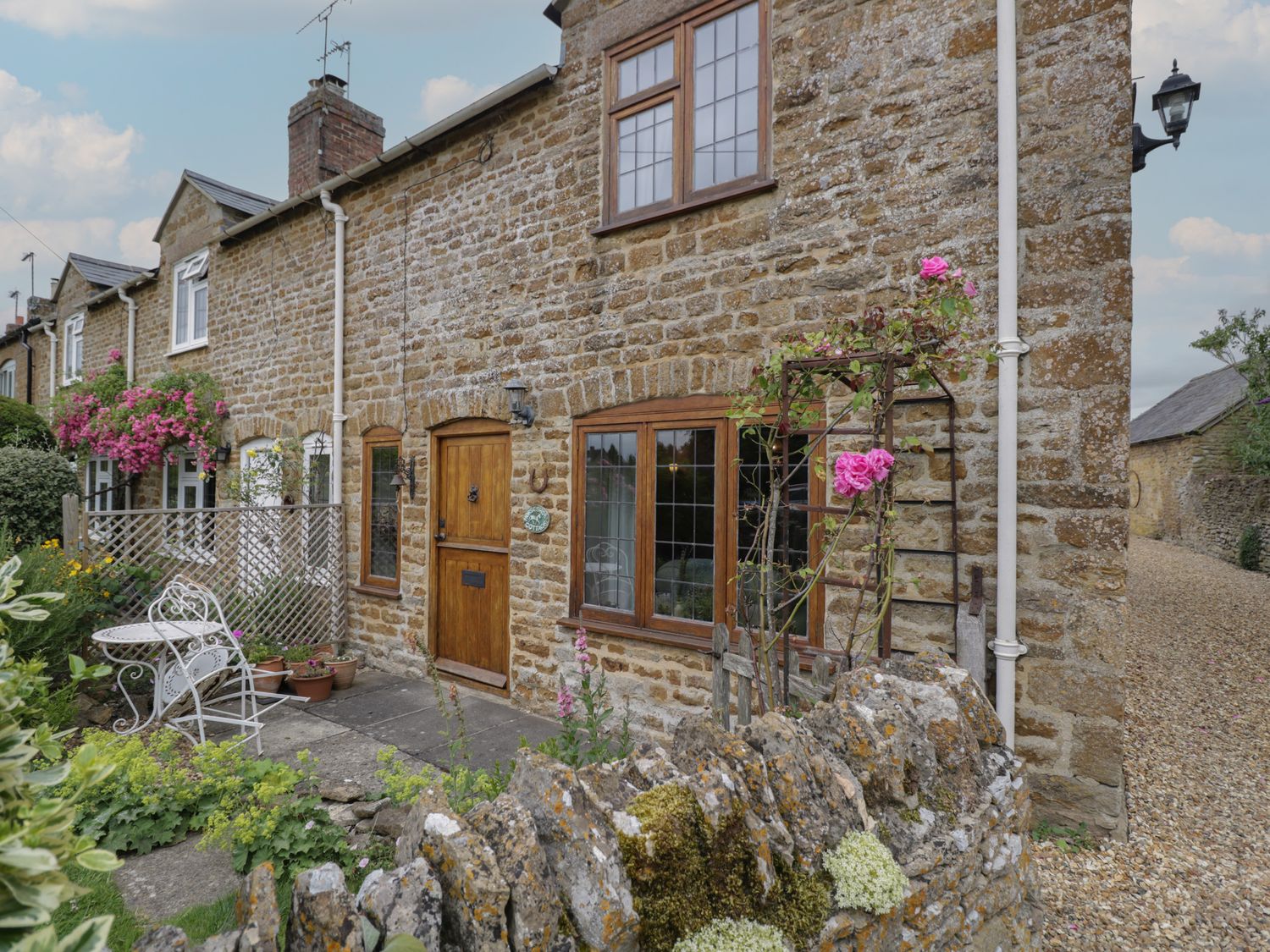 Horseshoe Cottage nr Hook Norton, Warwickshire. Two-bedroom home with woodburning stove. Near a pub.