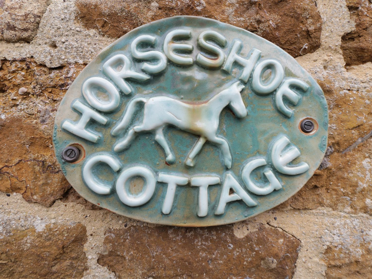 Horseshoe Cottage nr Hook Norton, Warwickshire. Two-bedroom home with woodburning stove. Near a pub.