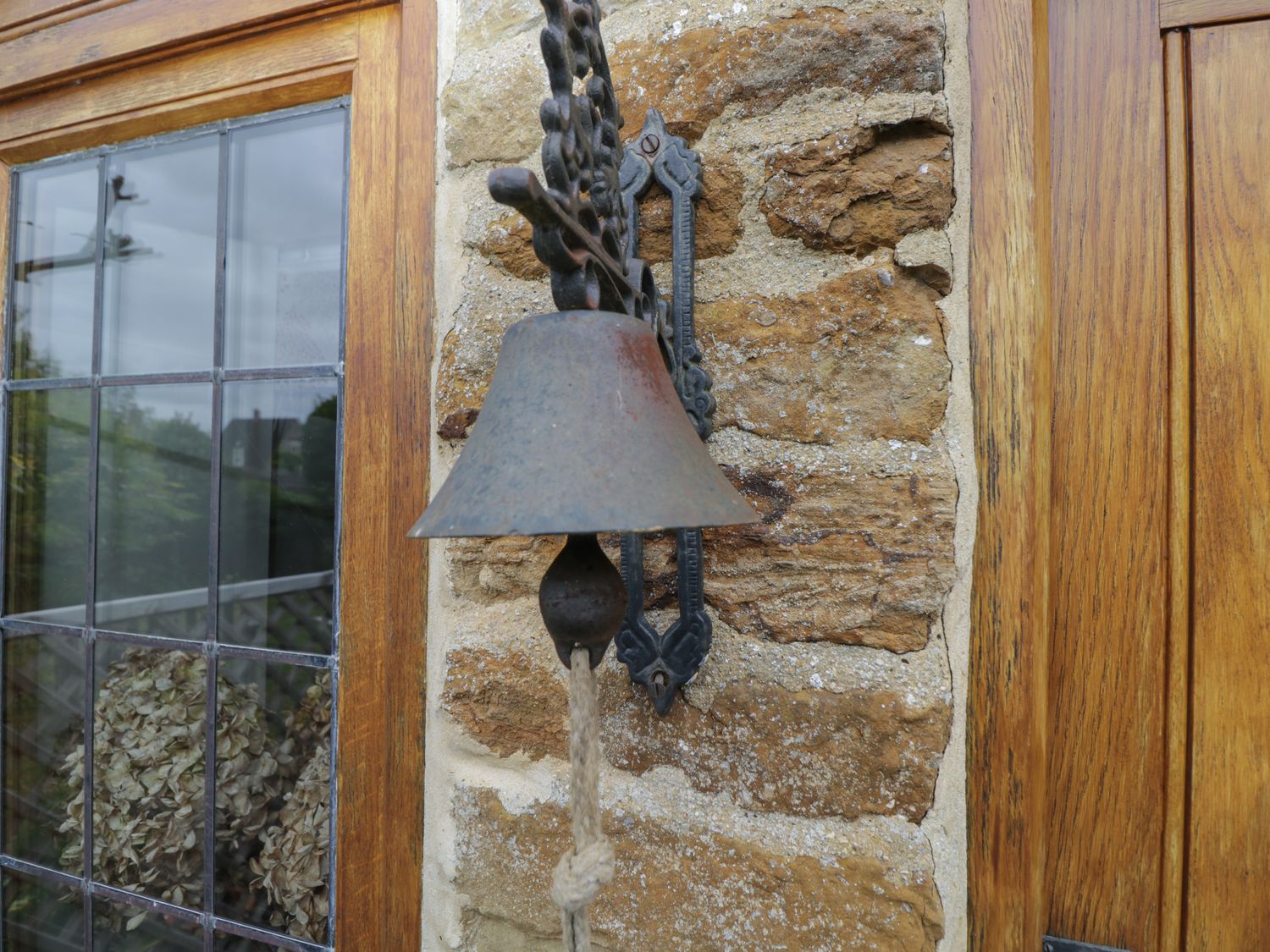 Horseshoe Cottage nr Hook Norton, Warwickshire. Two-bedroom home with woodburning stove. Near a pub.