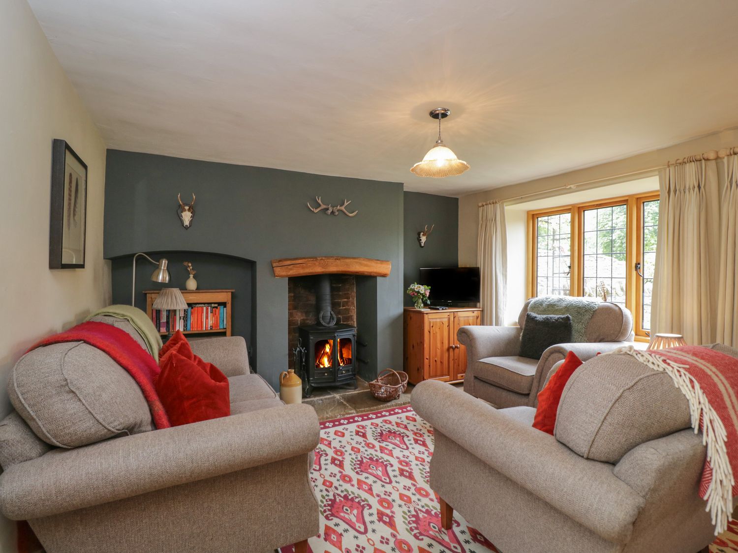 Horseshoe Cottage nr Hook Norton, Warwickshire. Two-bedroom home with woodburning stove. Near a pub.